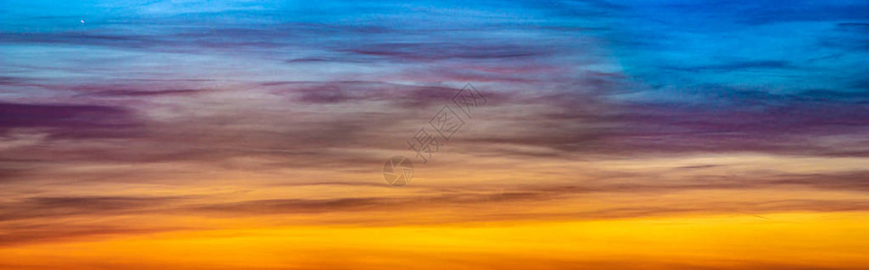 日落天空中五颜六色的黄红云全景图片