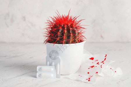 Cactus带血点的卫生纸和光背景的出血图片
