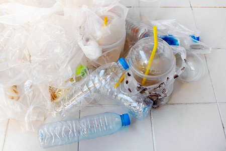 把塑料瓶垃圾堆在地板上图片