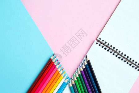 彩色铅笔和记本在彩色背景上学校和办公室配件学校理念平躺顶图片