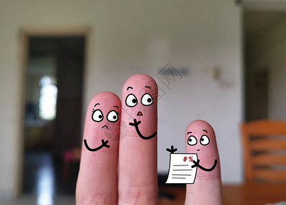 三个手指被装饰成三个人父母得知孩子考试不及格时图片素材
