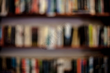 背景模糊的书架学习概念与书架上模糊的图书馆籍抽象的彩色模图片