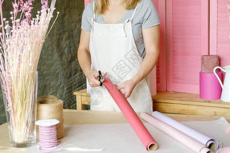 女工匠在车间室内剪纸女花店在花店工作手工制作爱好创业小企业工艺图片