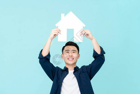 快乐的亚洲年轻人举着房子标志图片
