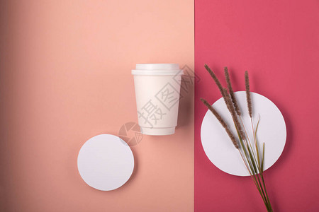品牌和产品展示的秋季背景纸杯咖啡放在粉红色的纸桌上拿走咖啡品牌模型图片