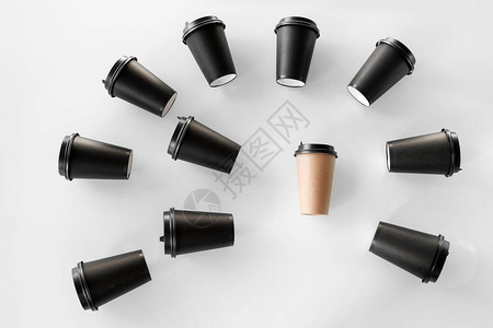 黑色和棕色纸杯紧靠白色背景回收工艺纸杯咖啡去这个概念并不像其他人一样图片