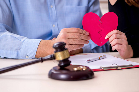 年轻夫妇在法院离婚图片