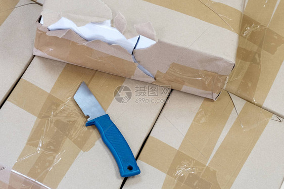 带包裹的封闭盒子和用于打开盒子的刀打印包图片