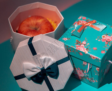 苹果在彩色礼品盒图片