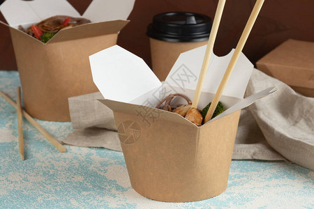 生态包装用于送货的工艺包装中的蔬菜鸡肉和图片
