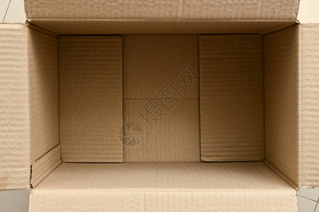 棕色盒子里面的空纸箱包打开包装图片