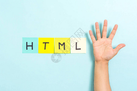 HTML5的概念在蓝色背景和手上用5根手指显示开放的棕榈HTML5是互联图片