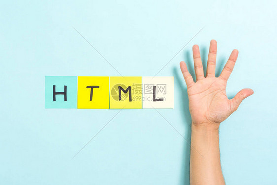 HTML5的概念在蓝色背景和手上用5根手指显示开放的棕榈HTML5是互联图片
