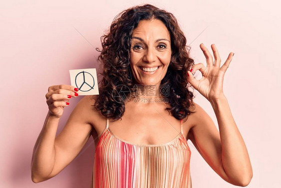 中年美女举着和平标志提醒用手指做好标志图片