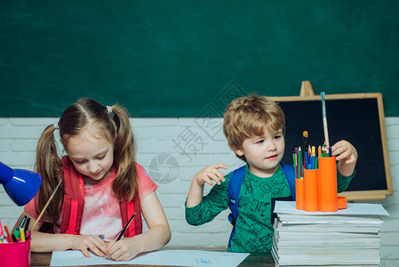 回到学校学校教室黑板附近的孩子有趣的小孩在黑板背图片