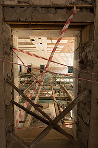 被废弃的房间里在被摧毁的大楼的内部图片