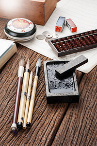 桌面上的传统写笔和墨石日文写笔中文写字刷图片