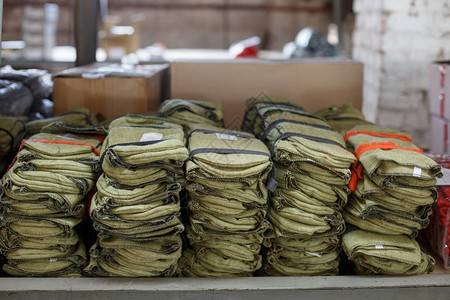 折叠在仓库货架上的工人手套图片