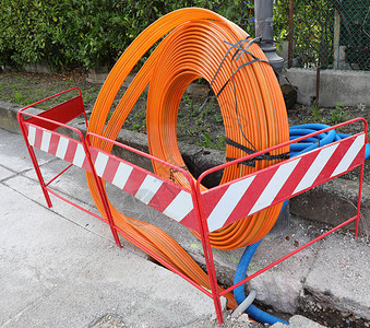 将光纤基础设施铺设在城市道路建设图片