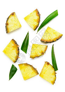 白背景隔离的松菠萝和绿菠萝叶切片多汁的夏季热带饮食水果图片