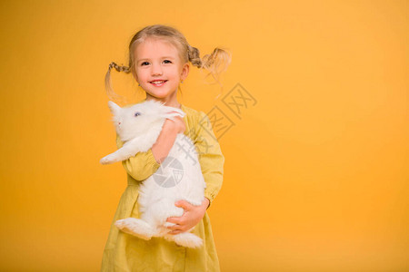 可爱的小女孩和白兔子图片