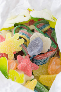 彩色软果酱装在纸袋里多色咀嚼糖果水果口味顶图片