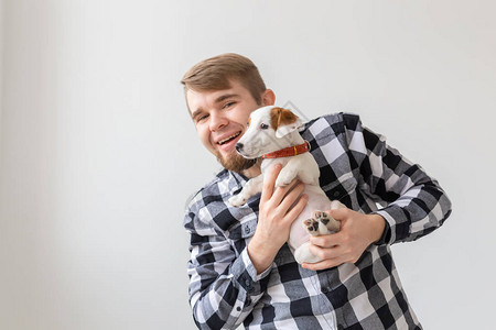 人宠物和狗的概念年轻人拥抱小狗图片