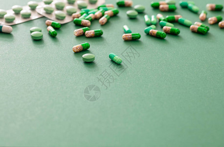 绿背景药品丸和胶囊药剂产品变化特观医疗保健概念等情况图片
