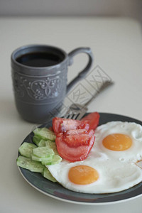 早餐炸煎蛋瓜加两个鸡蛋番茄片图片