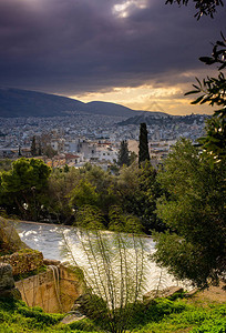 雅典城市的景象来自雅典城郊山坡图片