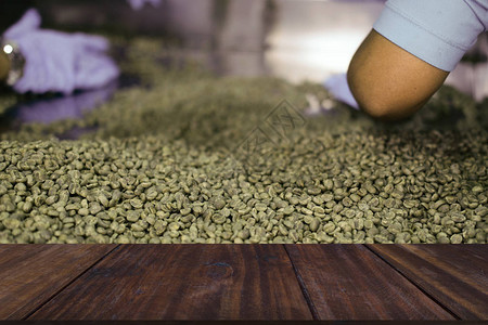 选择食品加工厂的绿色未烤咖啡豆在图片