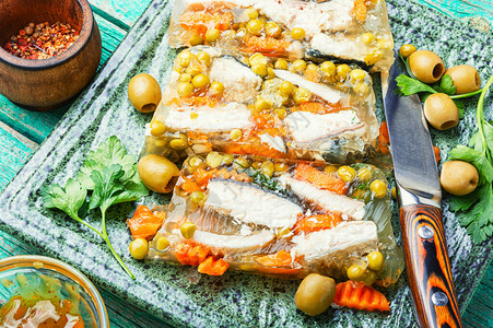 美味冷冻的鱼盘充满了凝胶的汤俄式食背景图片