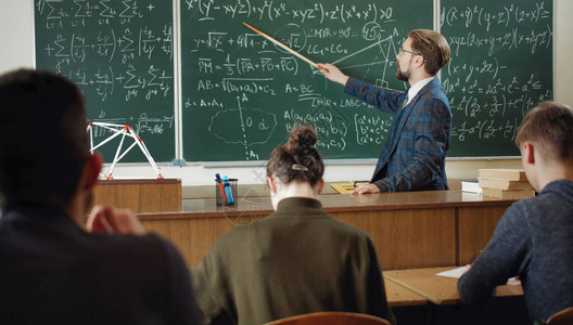 经典西装数学老师指着绿黑板图片