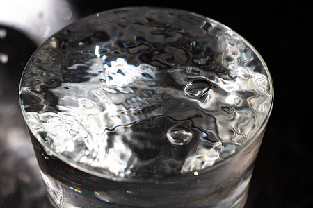 在透明玻璃中漂浮的清水泡沫图片