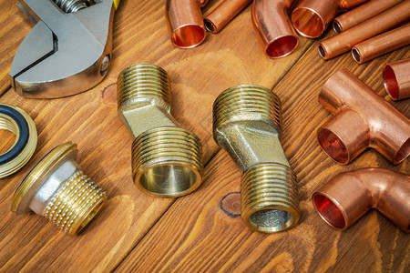 旧木板管道修理用铜和黄铜配件的备图片