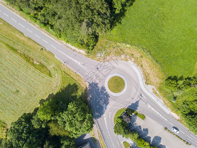 在瑞士农村地区环形路的空中观察可背景图片