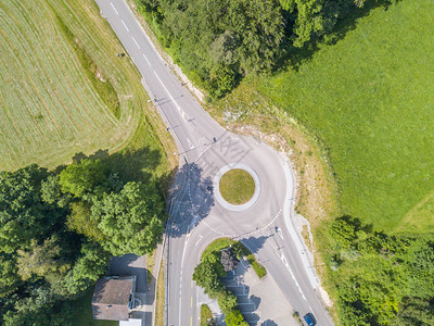 在瑞士农村地区环形路的空中观察可背景图片