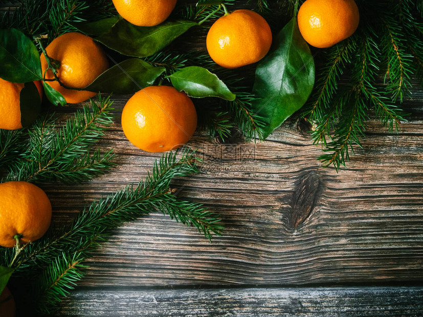 圣诞节卡木板上贴有橘子和卷心树枝查图片
