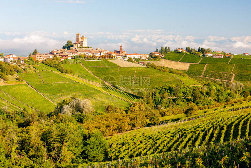 dAlba村和美丽的Langa高清图片下载正版图片504263849摄图网