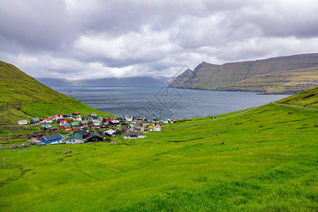 在法罗群岛fjord附近有多彩房屋的典型图片