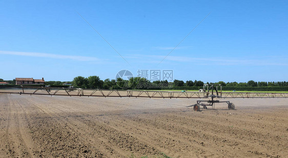 干旱夏季耕地大型工业自动灌溉系统图片