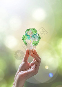 生态节能可再生废物管理和可持续发展理念与回收灯泡在人们手中图片