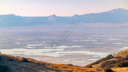从下谷和远山脉湿地山顶上看到全景作物全景Panoramapr图片