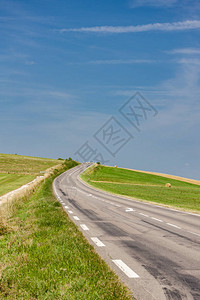 法国北部绿色道路图片