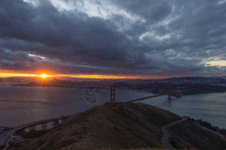 旧金山天际和日出金门大桥图片