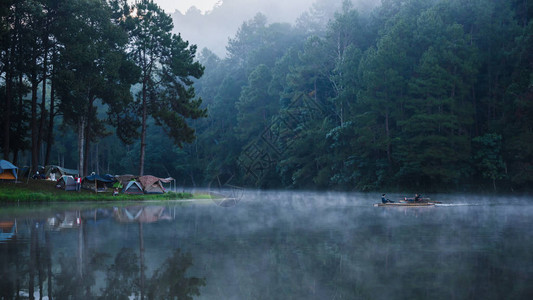 在日出时在薄雾中看到庞阳湖的美丽自然全景图片