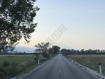 乡村草地间空荡的道路图片