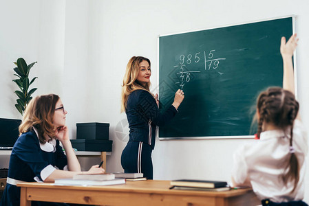 老师在黑板上写一个数学例子背景图片