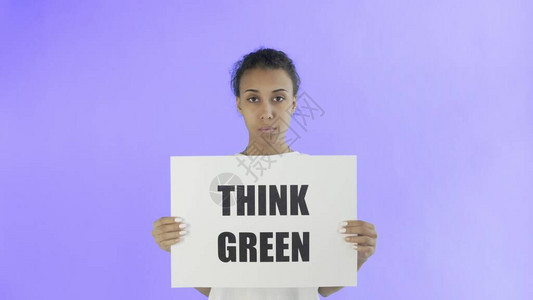 以紫色背景为背景的有绿色思想海报的非裔美洲女孩活动图片