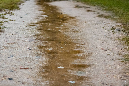 雨中泥沙路上的脚踏在沙滩上图片